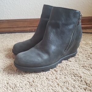 Sorel Joan of Arctic Wedge Chelsea Boots 9